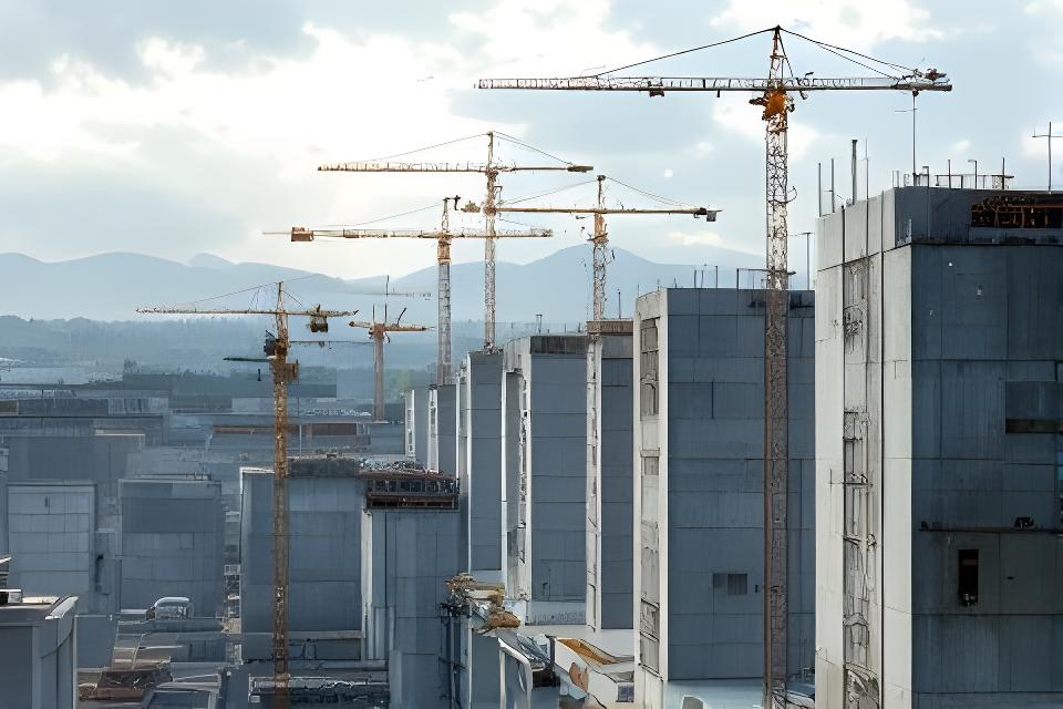 Grosses Infrastrukturprojekt mit Betonsegmenten und Baukränen im Raum Zürich